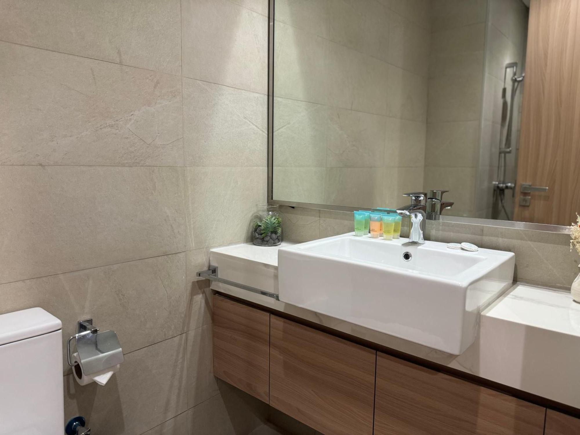 Ashri Hh, Standard In Riviera Dubaï
